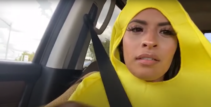 Zelina Vega célèbre une étape importante sur Twitch avec un voyage dans un magasin de bandes dessinées en costume de `` ninja banane ''
