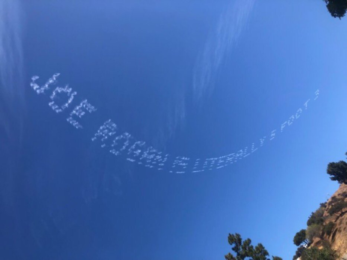 Joe Rogan reçoit un coup bas de la demande en mariage de skywriting
