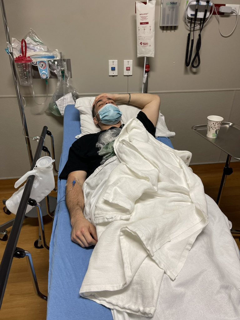 streamer grec twitch à l'hôpital