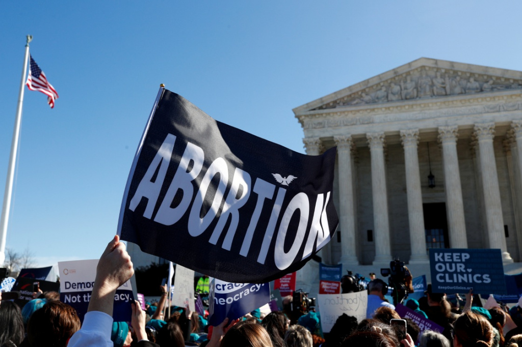 La Cour suprême des États-Unis interdit aux prestataires d'avortement d'interrompre une grossesse une fois que le rythme cardiaque fœtal est détecté