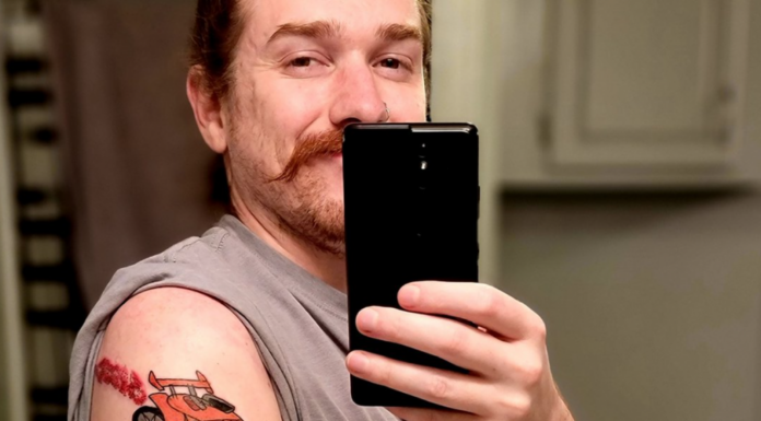 Le streamer Hoodyhooo se fait tatouer le meme de la Rocket League après avoir perdu un pari sur Twitter
