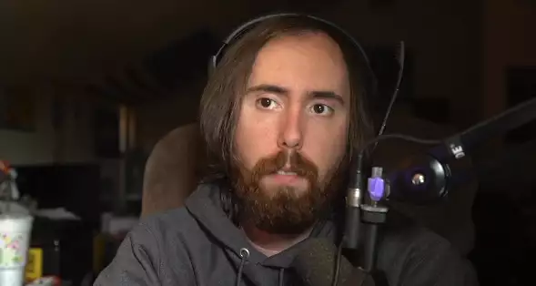 Asmongold explique comment il a sauvé sa mère après que sa machine à oxygène se soit enflammée.  (Photo : Twitch / Asmongold)