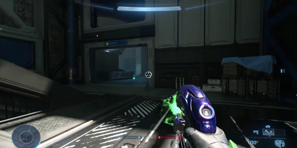 Vue à la première personne du pistolet à plasma Halo Infinite