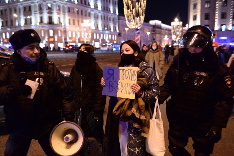 Les Russes descendent dans les rues de Moscou pour protester contre l'invasion de l'Ukraine.