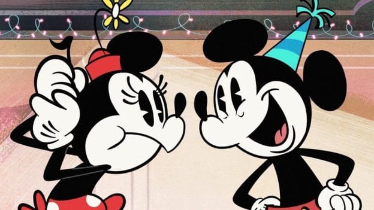 Minnie Mouse et Mickey Mouse dans un chapeau d'anniversaire.