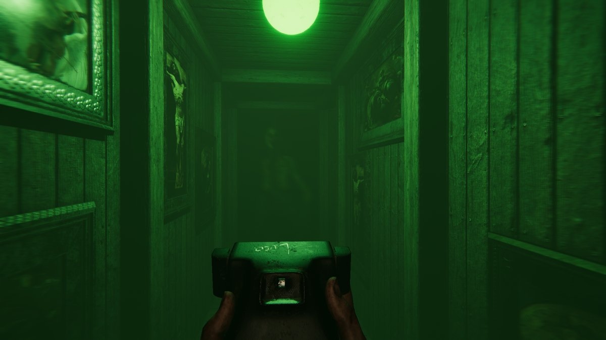 Une caméra navigue dans un couloir éclairé en vert