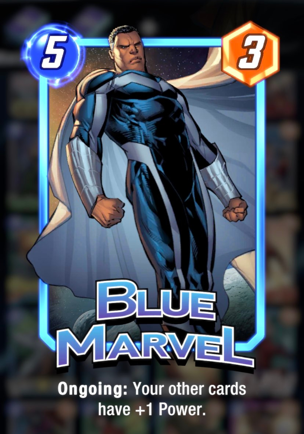 un homme noir musclé dans un costume bleu serré avec une cape blanche et des gantelets.  le nom Blue Marvel est au bas de la carte à collectionner 