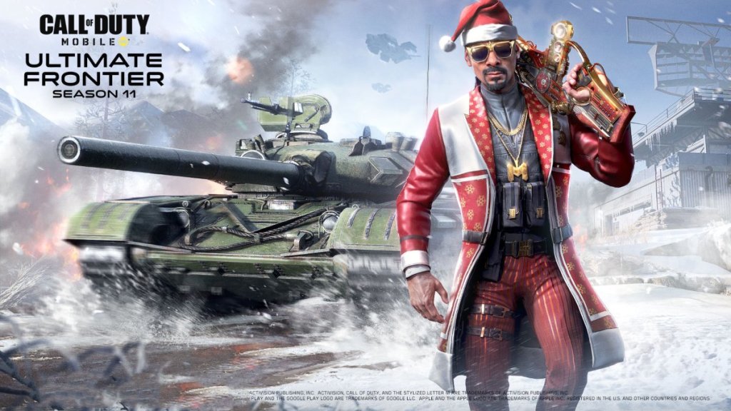 Snoop Dogg debout devant un tank habillé en Père Noël