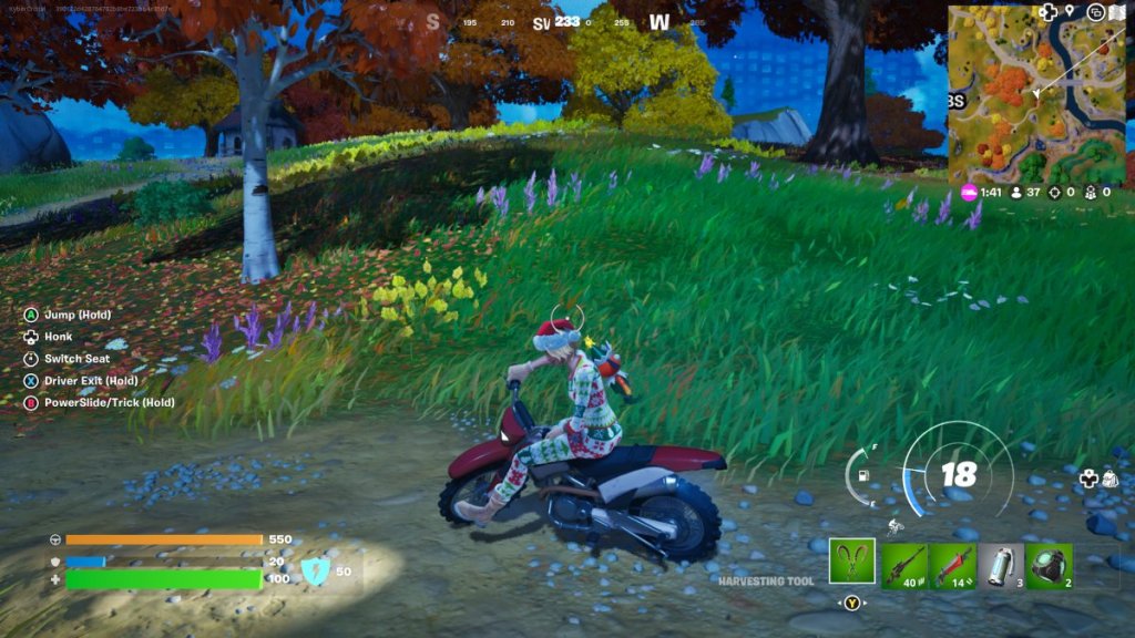 Un personnage faisant un beignet sur une moto hors route