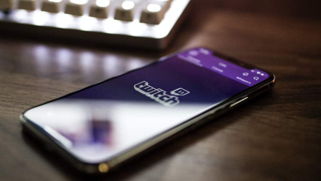 Téléphone portable avec l'application Twitch ouverte