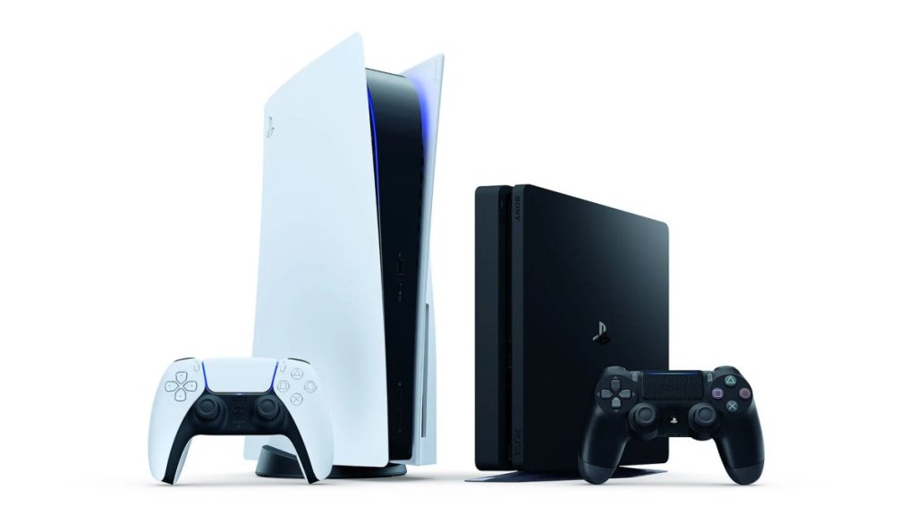 Une PlayStation 5 et une PlayStation 4 côte à côte.