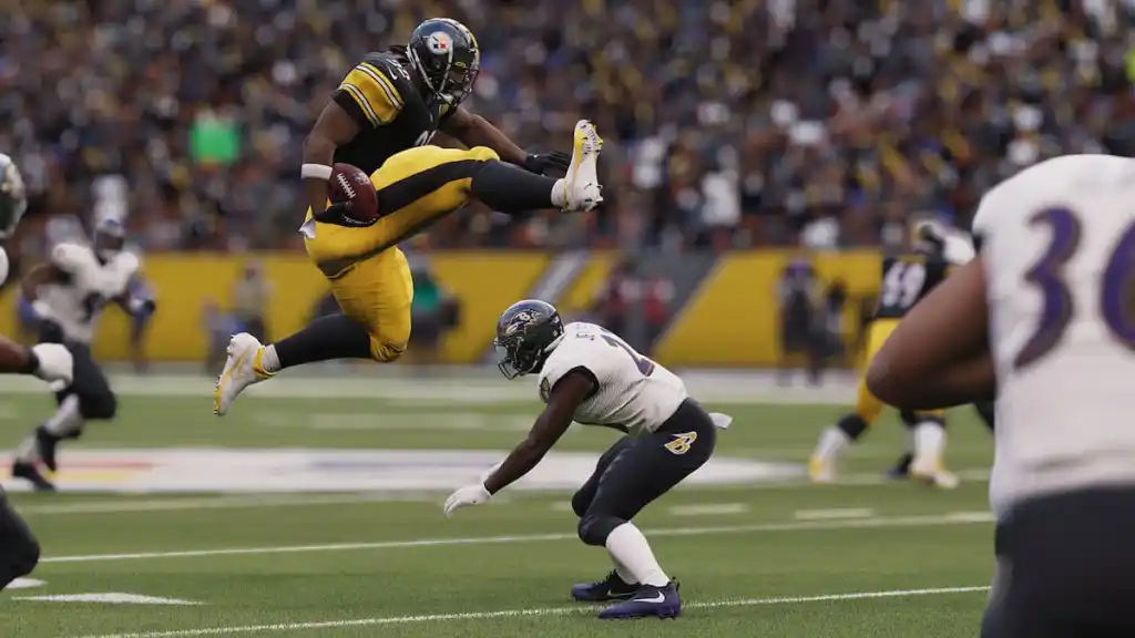 Un joueur avec le ballon sautant par-dessus son adversaire pour aller plus loin dans Madden 23