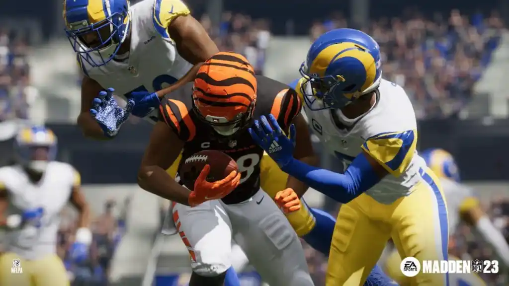 Deux joueurs essayant d'attaquer un joueur ennemi avec le ballon dans Madden 23.